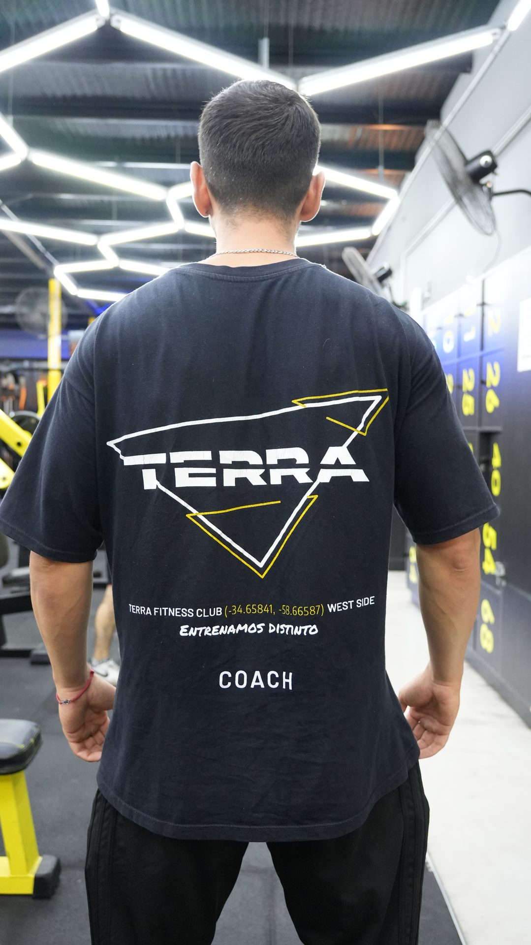 Entrenador de Terra Fitness asistiendo una clase