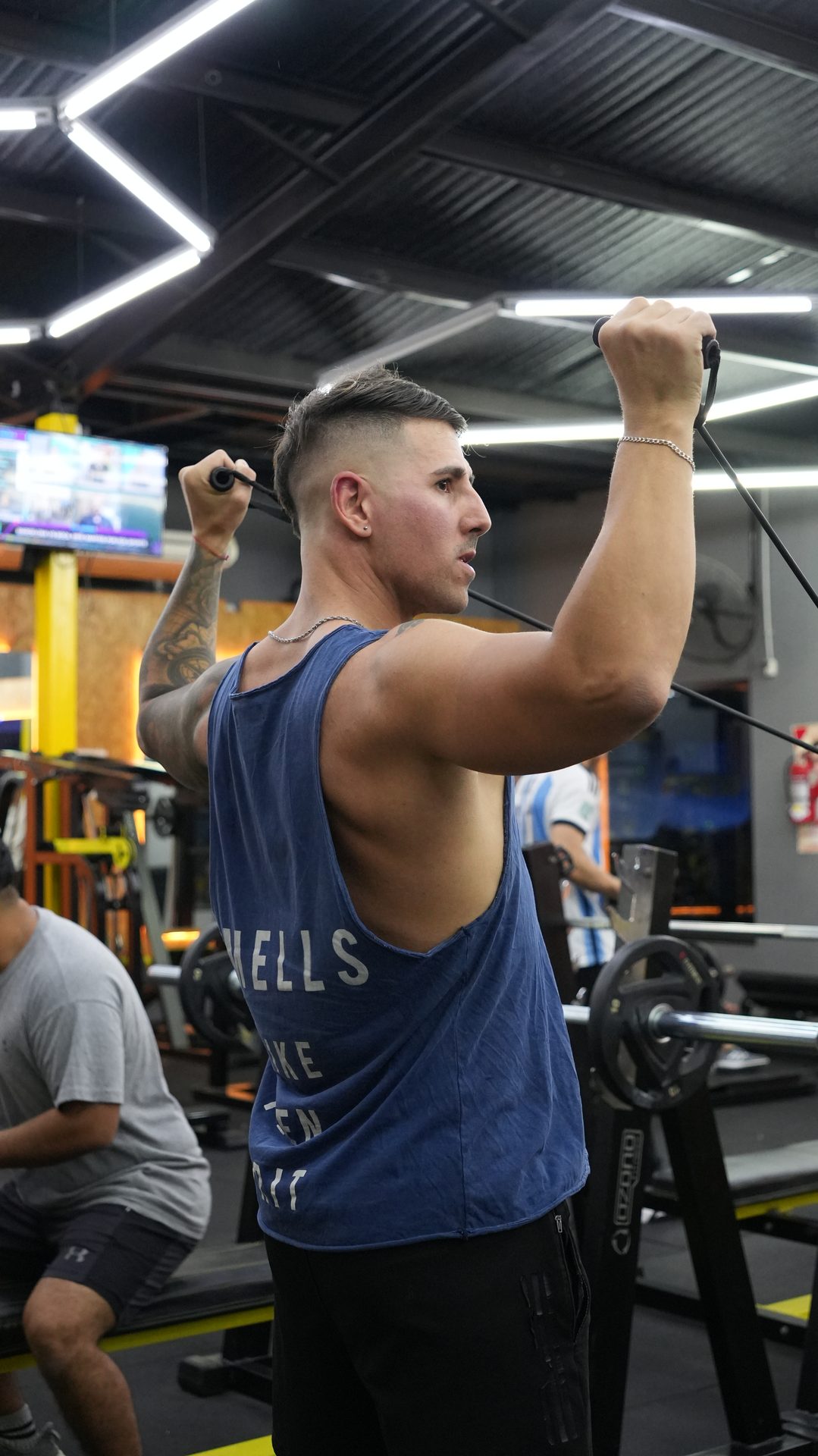 Alumno haciendo dominadas en Terra Fitness