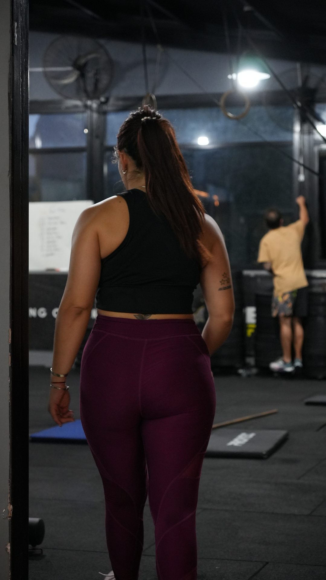 Mujer entrenando con pesas en Terra Fitness Ituzaingó